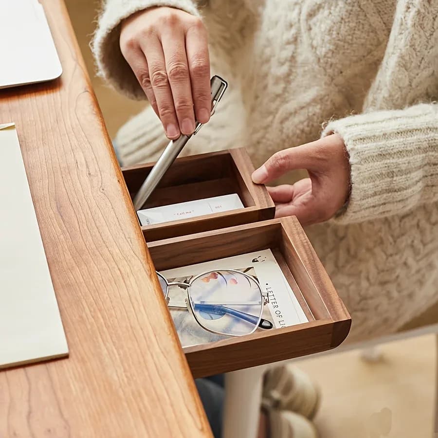 Tiroir d’organisation sous le bureau en noyer