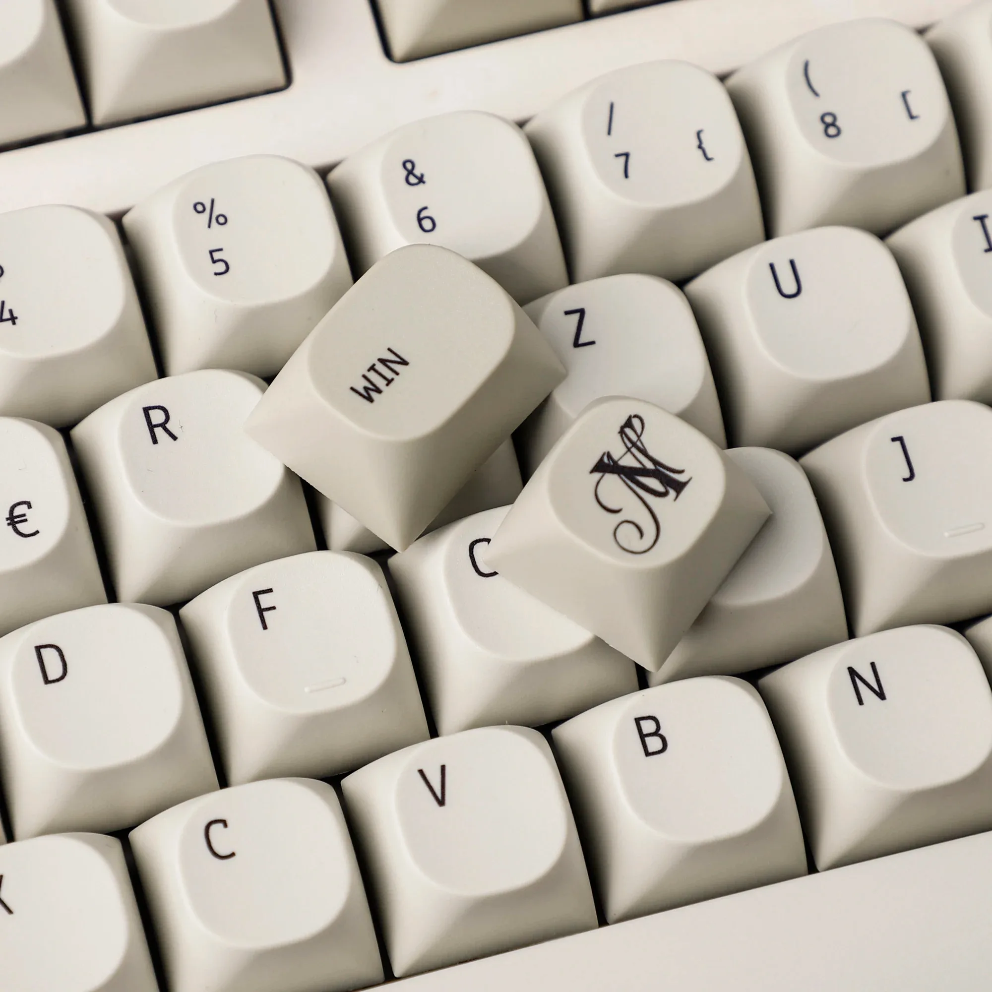 Set de 133 Keycaps PBT Profil MA Dye-Sub 9009 - AZERTY/QWERTZ Style Mac - Image 2
