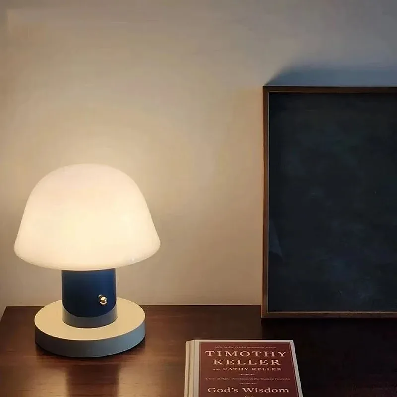 Lampe de table LED tactile et rechargeable en forme de champignon - Image 4