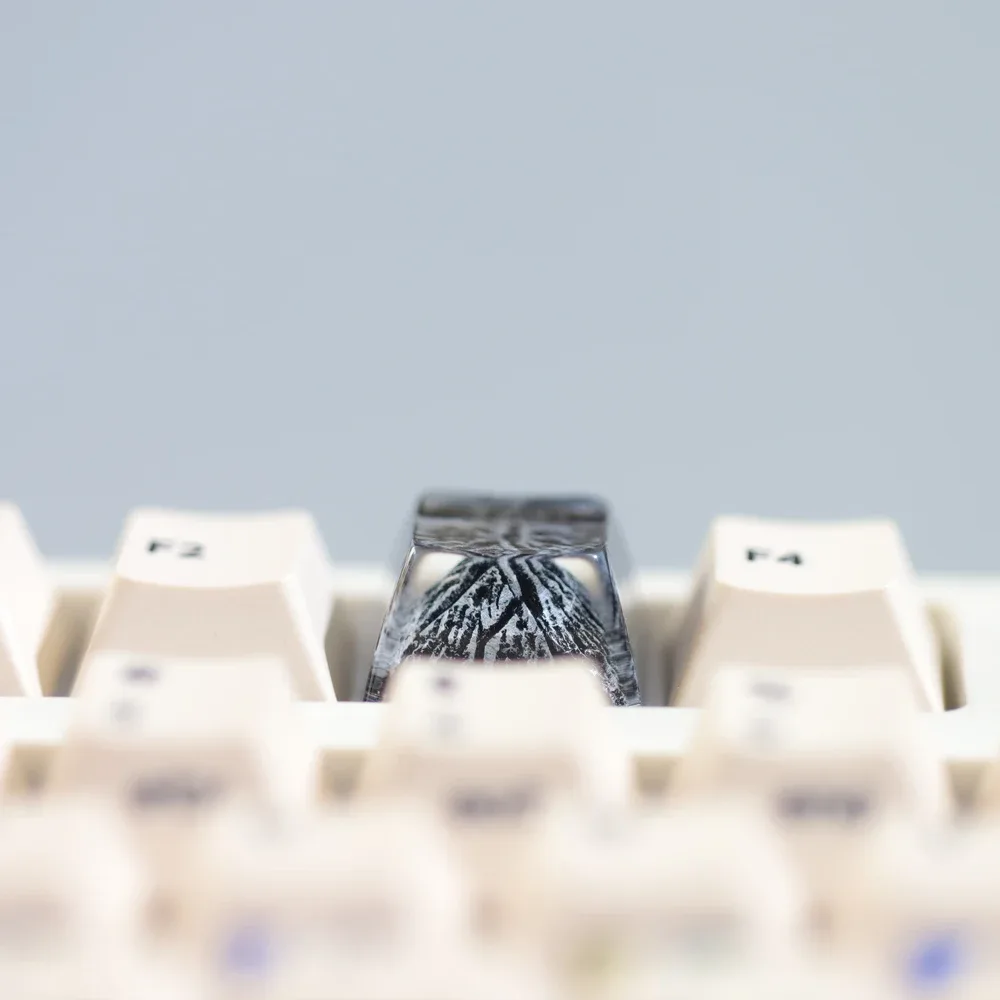 Touche artisanale en résine « Montagnes Enneigées » pour clavier mécanique (Compatible MX) - Image 2
