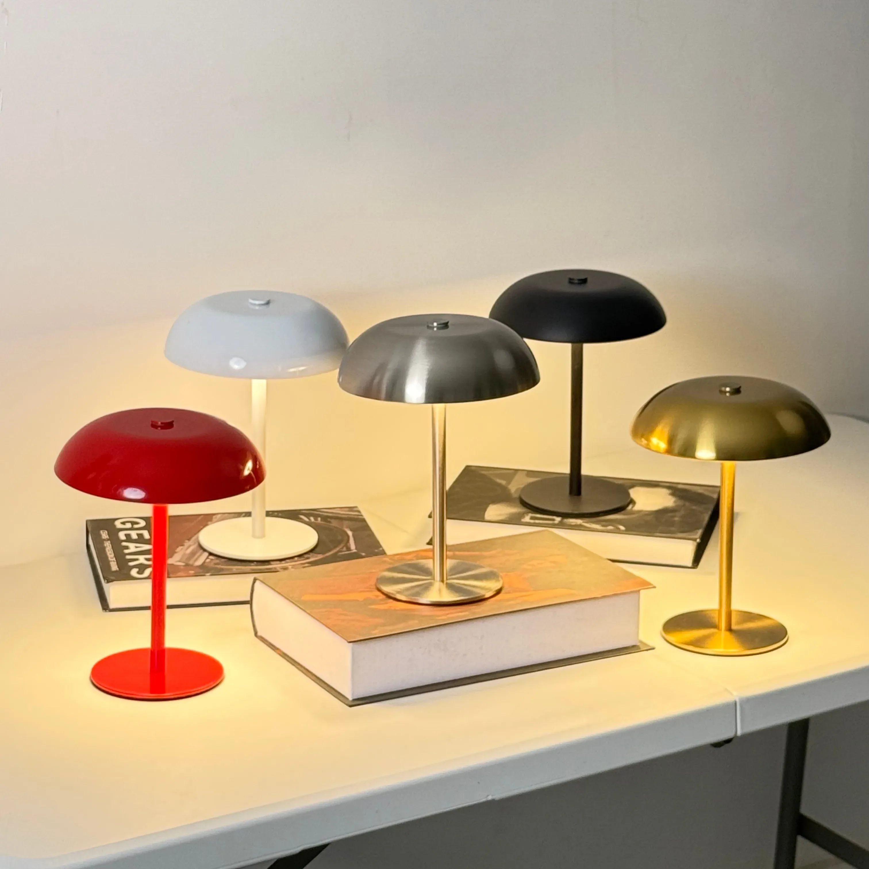 Lampe de table champignon LED tactile et rechargeable - 3 couleurs d'éclairage - Image 1