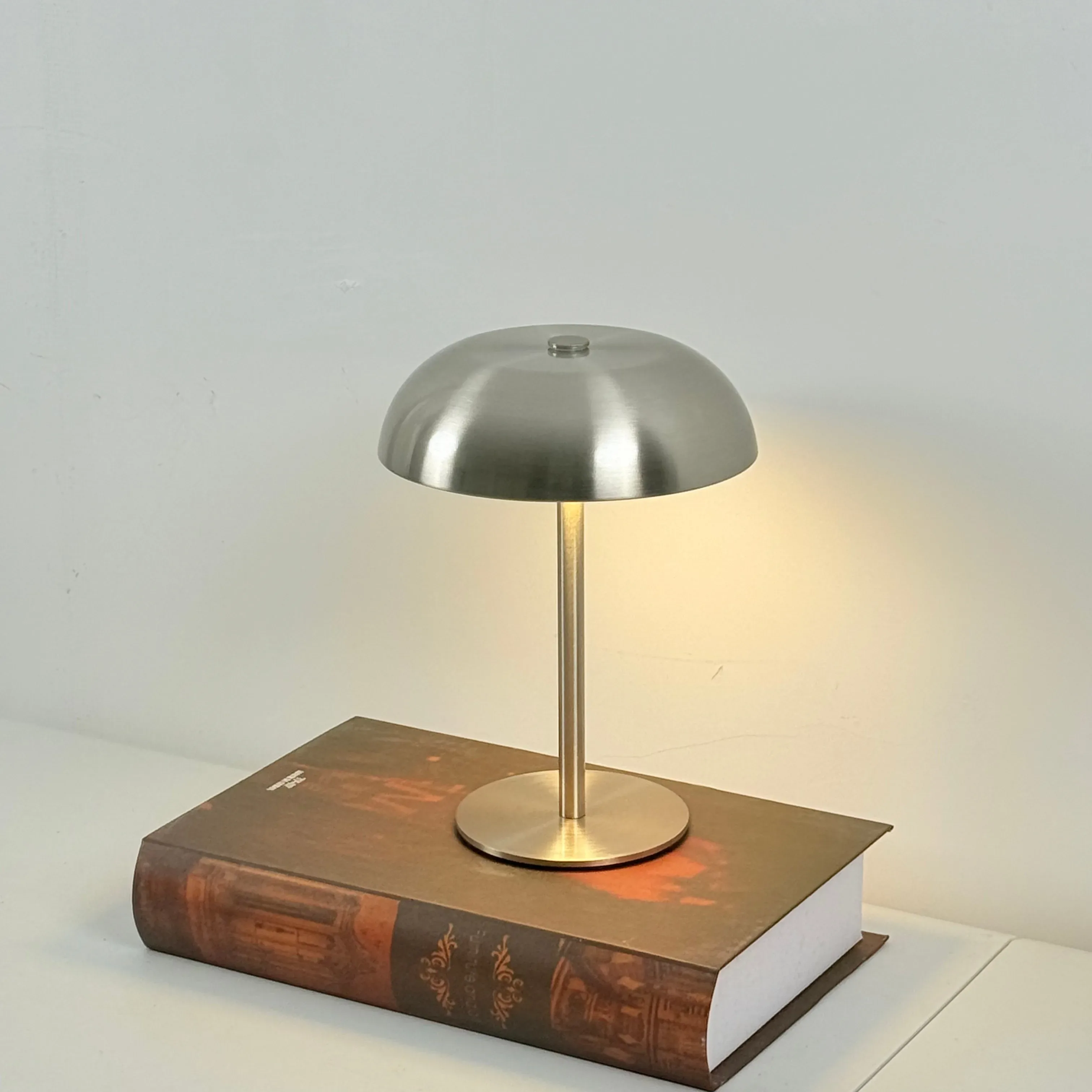 Lampe de table champignon LED tactile et rechargeable - 3 couleurs d'éclairage slide 7