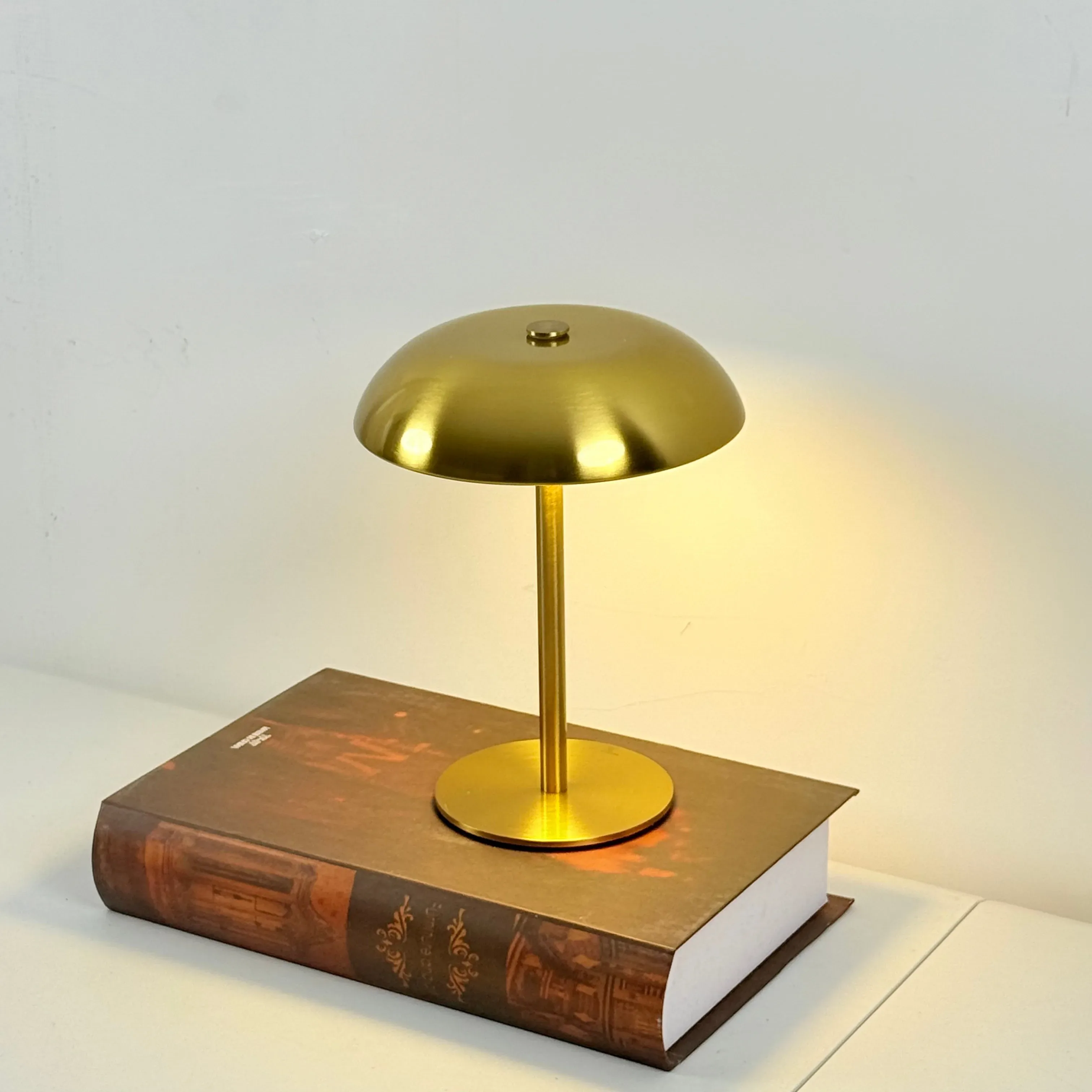 Lampe de table champignon LED tactile et rechargeable - 3 couleurs d'éclairage slide 8