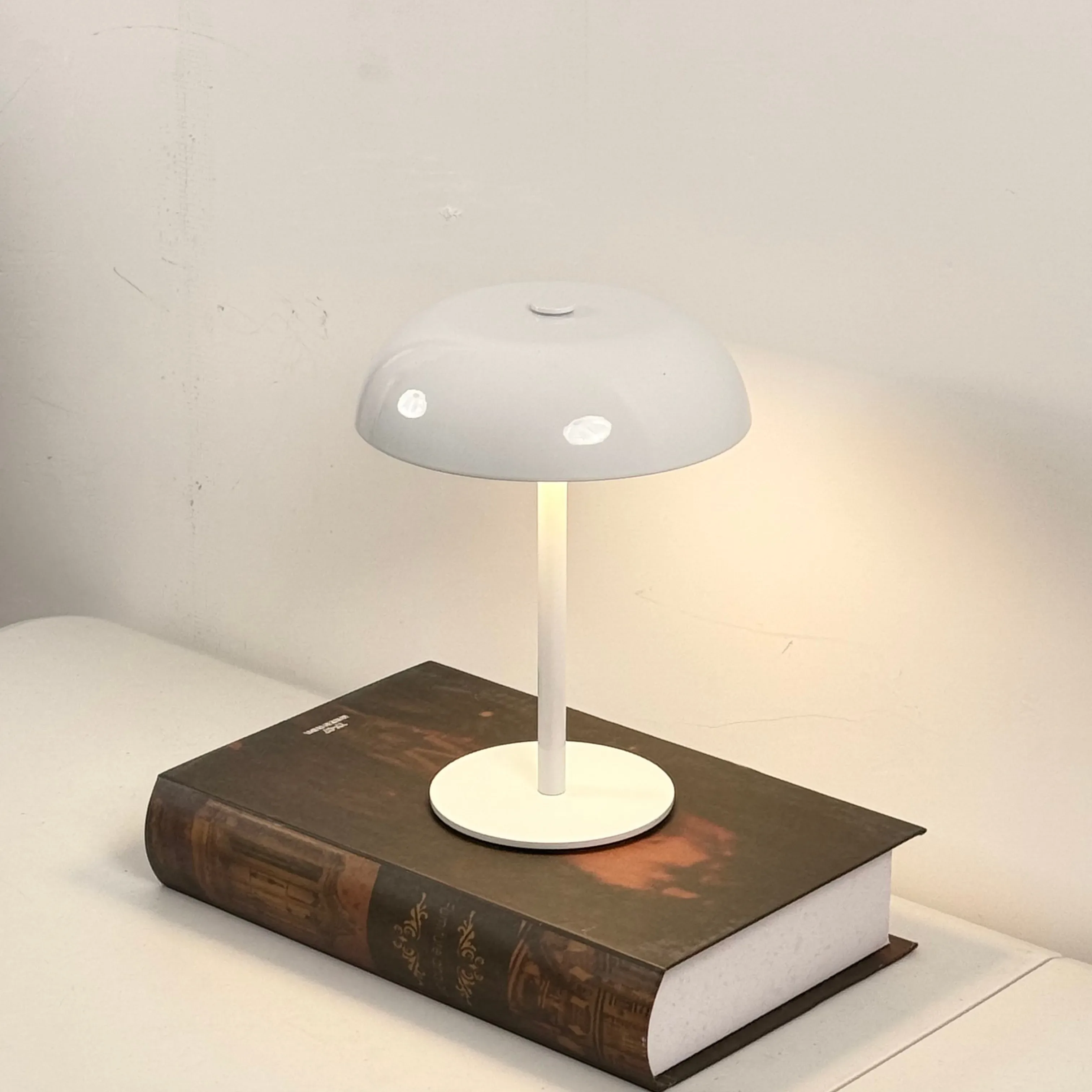 Lampe de table champignon LED tactile et rechargeable - 3 couleurs d'éclairage slide 9