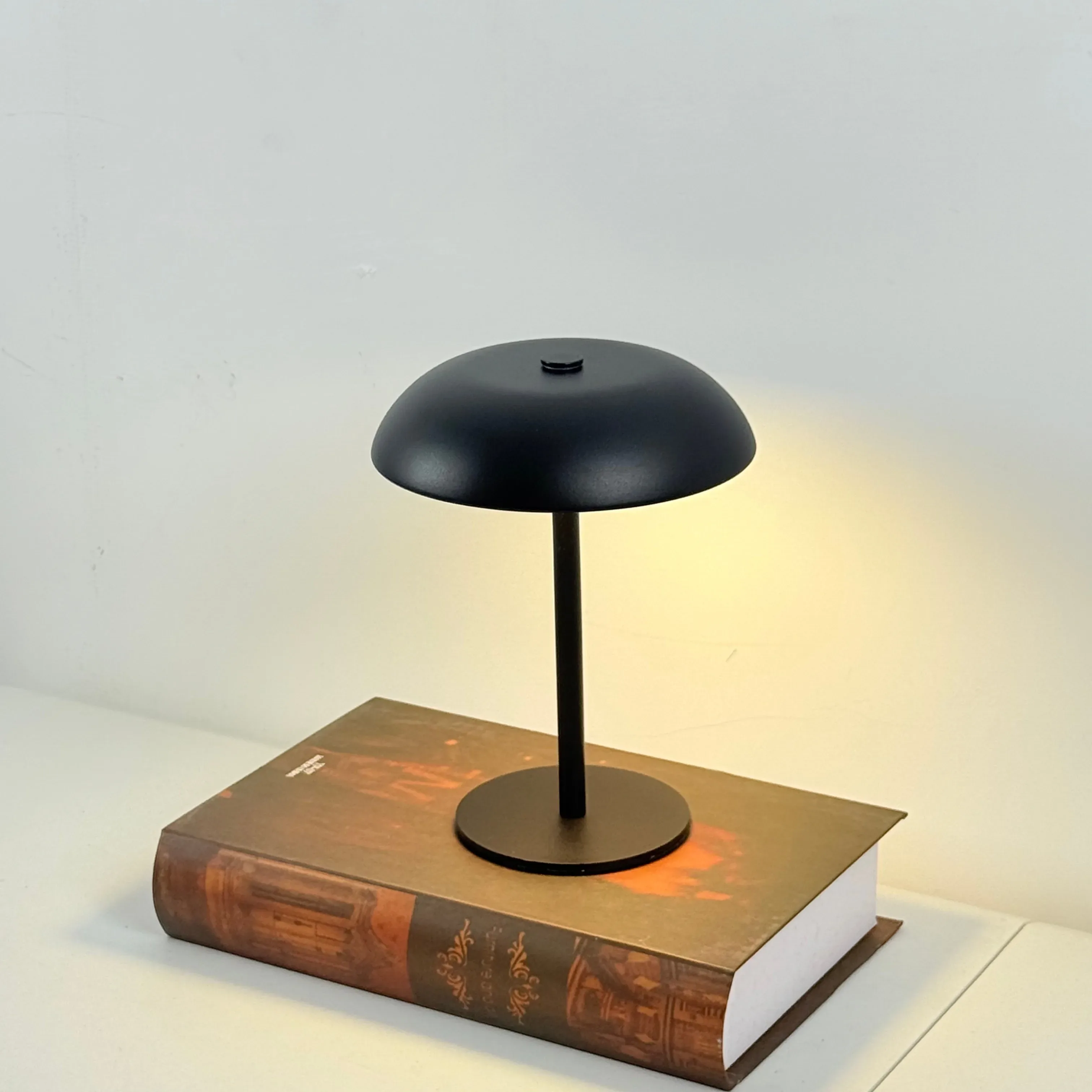 Lampe de table champignon LED tactile et rechargeable - 3 couleurs d'éclairage slide 10