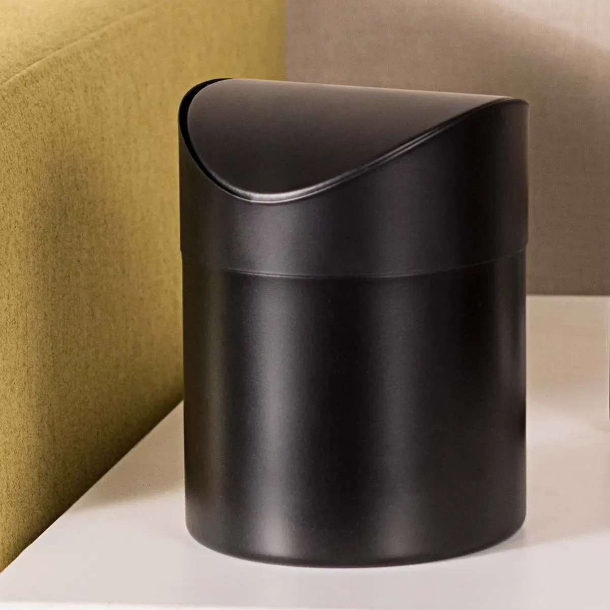 Mini poubelle de bureau 1,3 L avec couvercle pivotant - Image 1