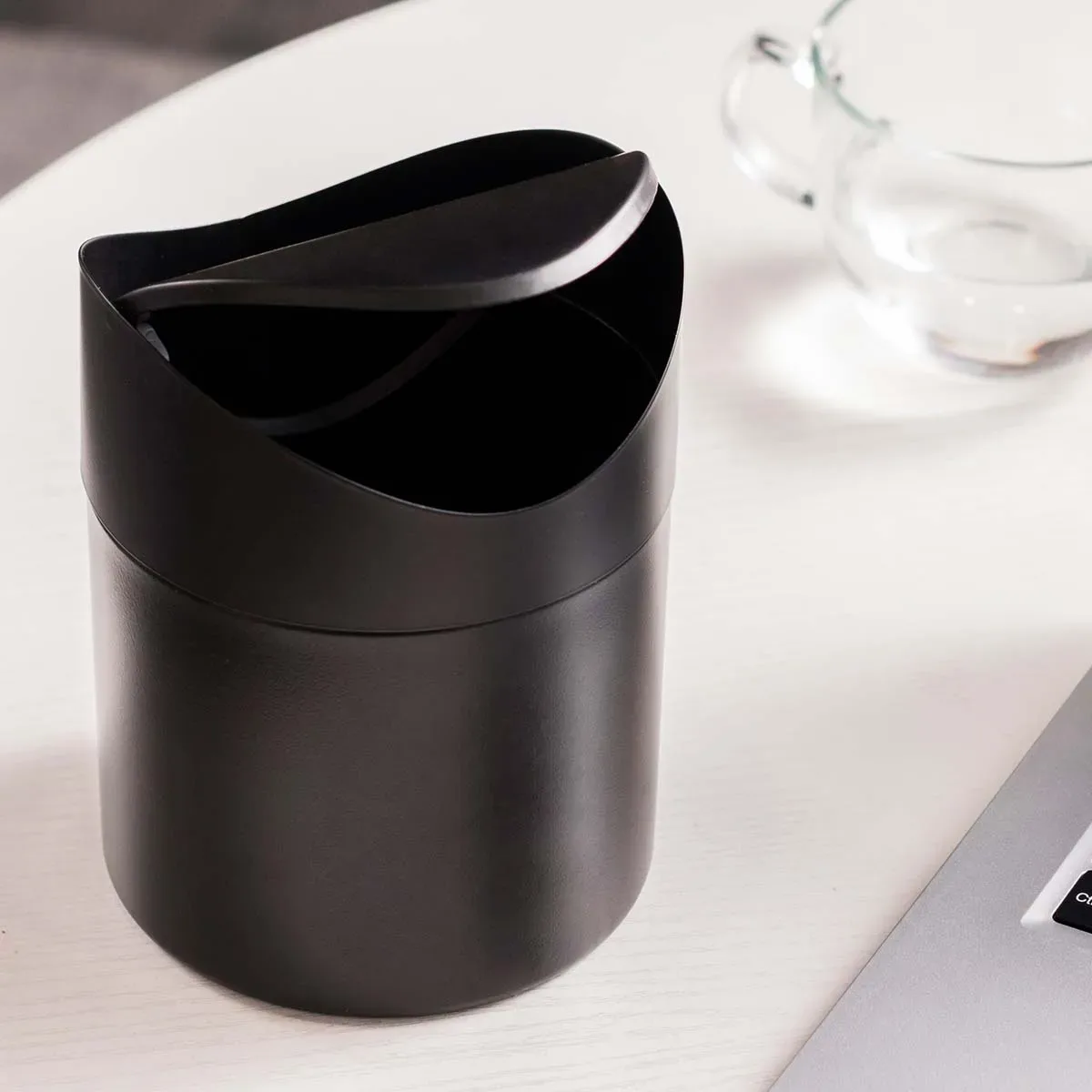 Mini poubelle de bureau 1,3 L avec couvercle pivotant - Image 2