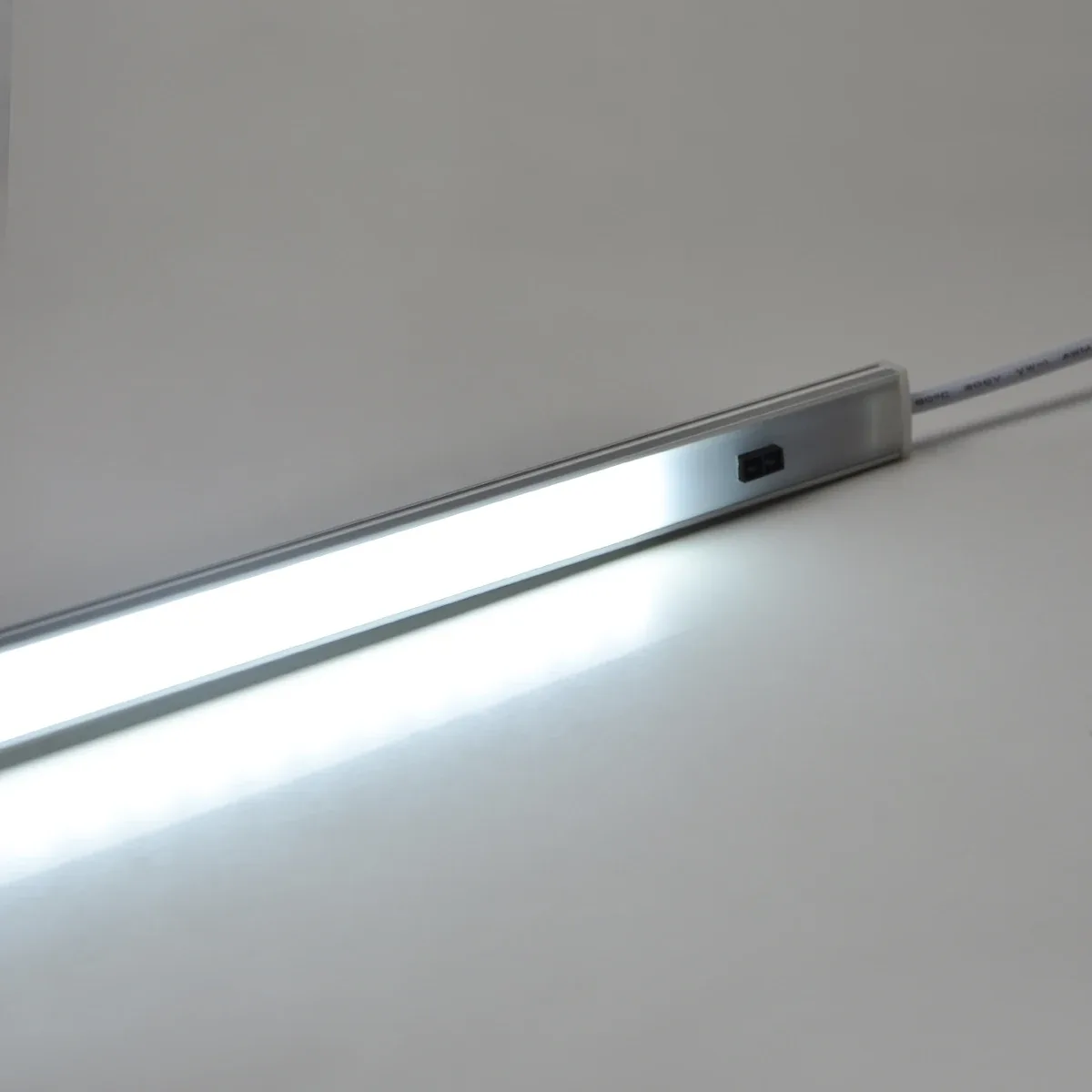 Réglette LED avec capteur de mouvement à balayage manuel pour cuisine et placards - Image 6