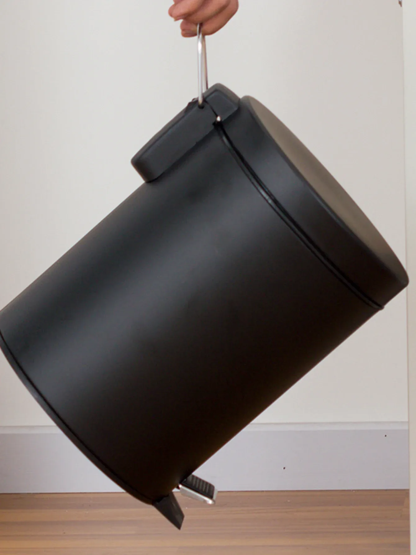 Mini poubelle ronde 3L noire avec couvercle et seau amovible slide 7
