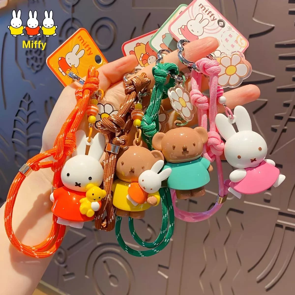 Porte-clés Figurine Miffy avec Dragonne Tissée - Image 1