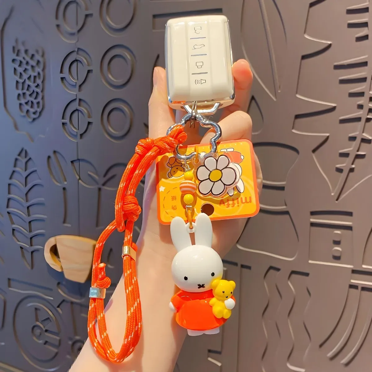Porte-clés Figurine Miffy avec Dragonne Tissée - Image 4