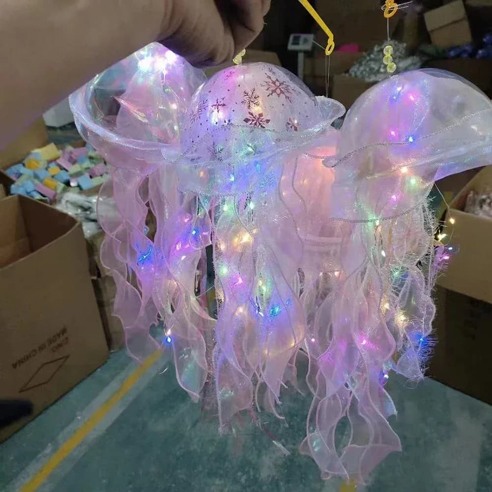 Veilleuse méduse LED suspendue avec rubans et perles - Image 1