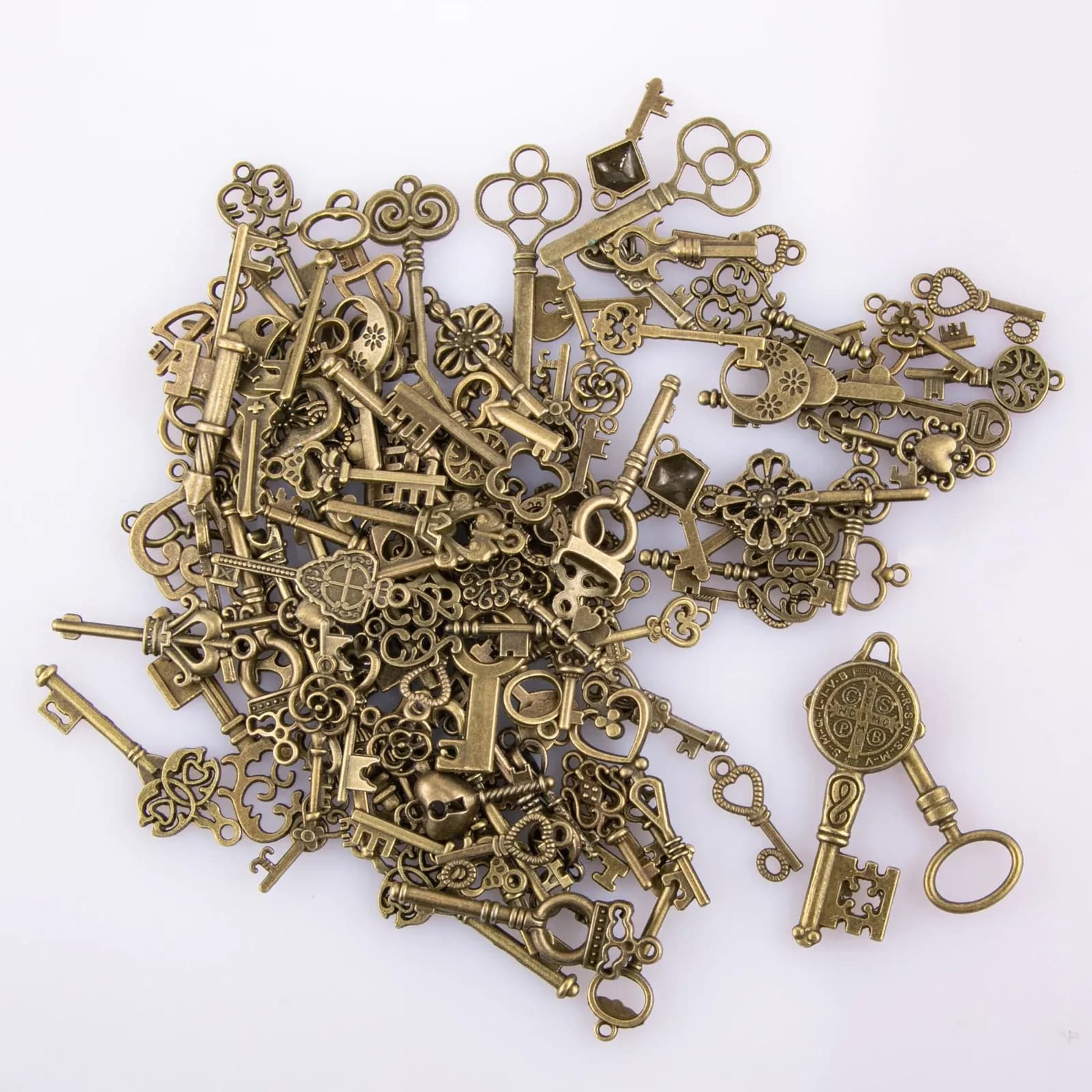 Lot de 125 clés vintage en bronze antique pour la création de bijoux slide 2