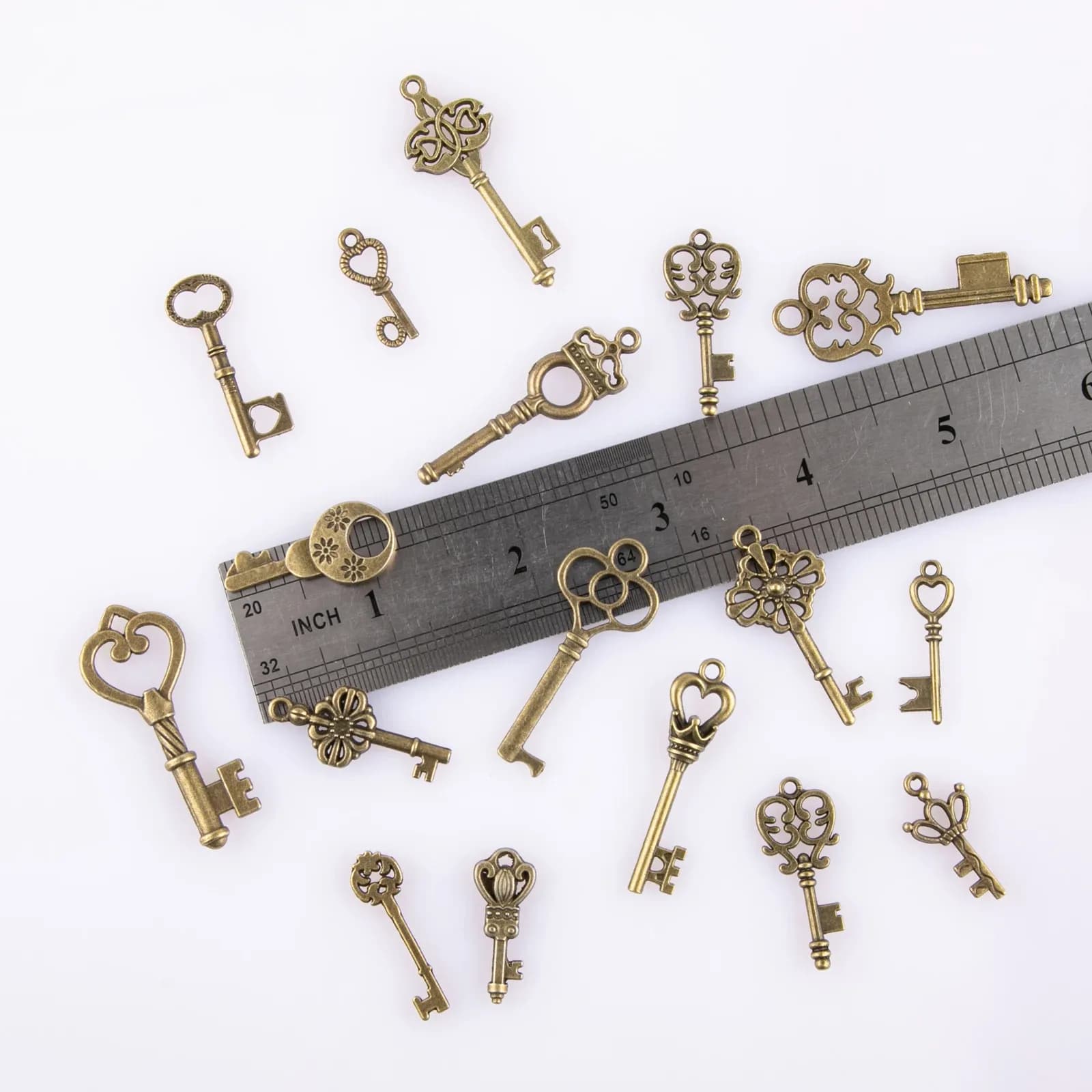Lot de 125 clés vintage en bronze antique pour la création de bijoux slide 3
