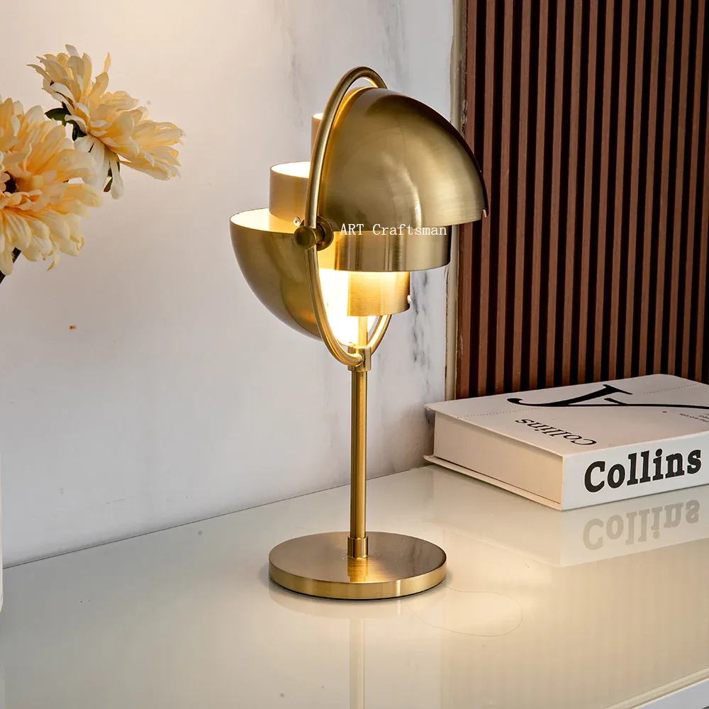 Lampe de bureau Gubi en métal noir et or
